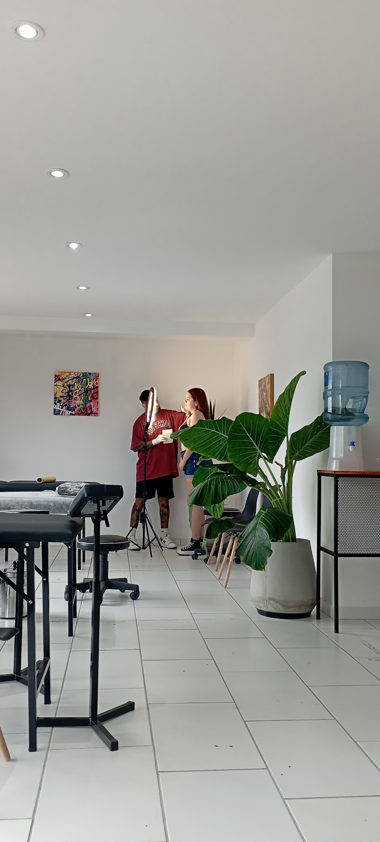 Recepción de Artemisa Studio con letrero neón y pared verde